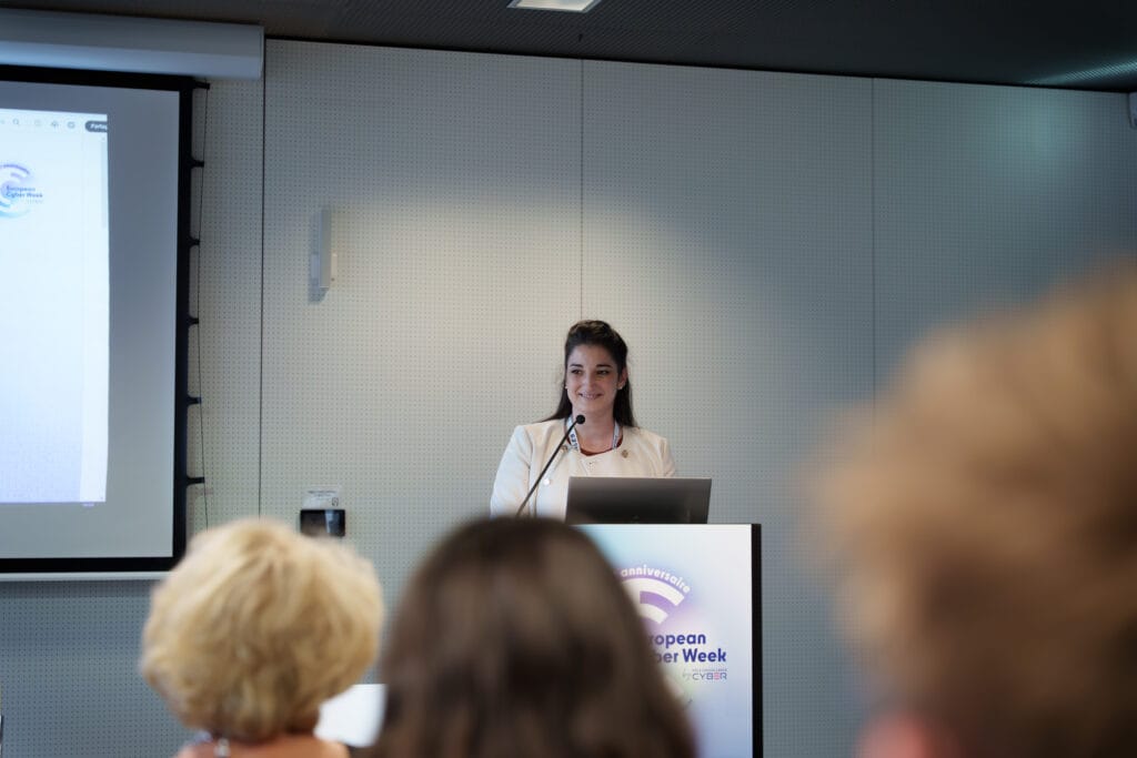 Introduction de Charlotte Wojcik, fondatrice du programme des cadettes de la cyber lors de la 10e édition de l’European Cyber Week