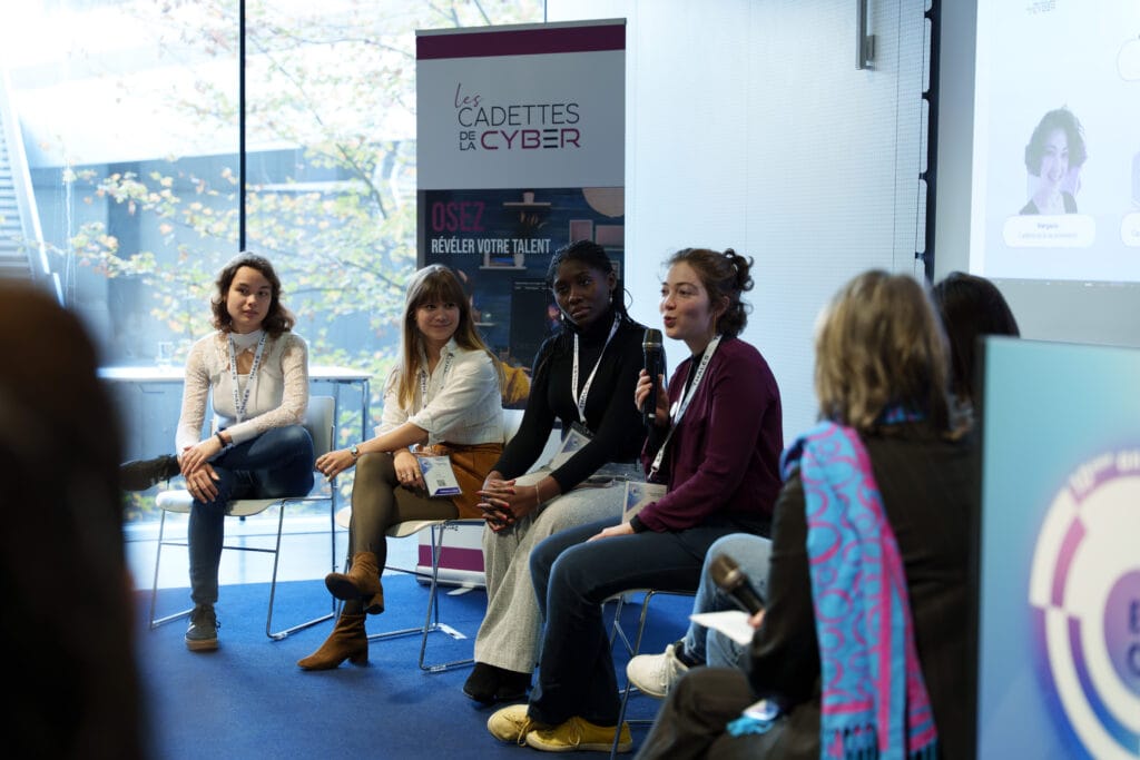 Présentation des actions menées par les Cadettes en 2025 avec Annaelle, Margaux, Énora et Joseline, cadettes de la 4e promotion ainsi que Solène Chevreau et Eva Nabusset membres de l’équipe encadrante du programme, lors de la 10e édition de l’European Cyber Week