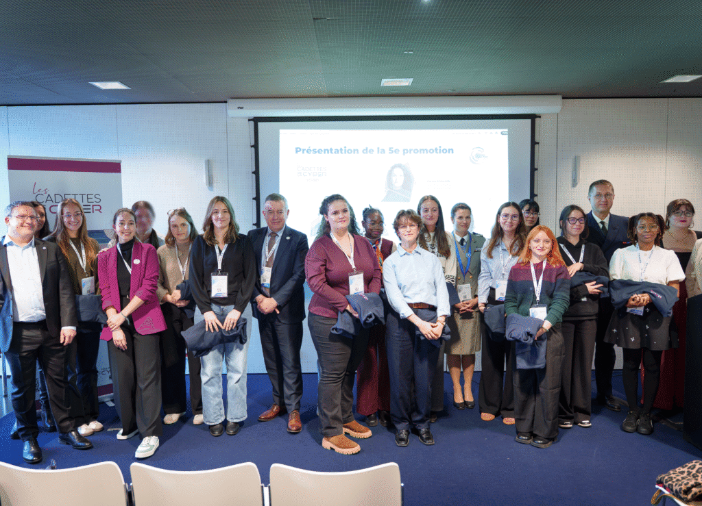 Photo de la 5e promotion des Cadettes de la cyber lors de la 10e édition de l’European Cyber Week