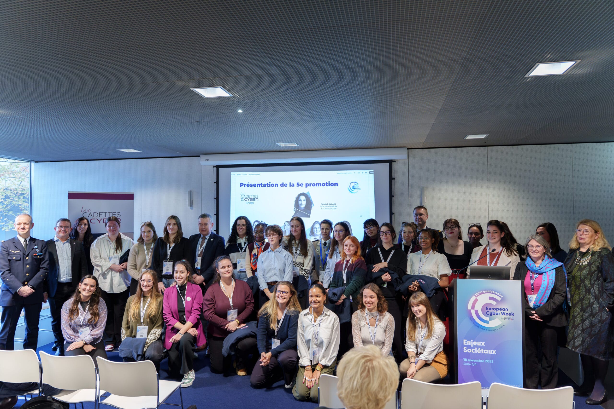 Photo issue de la présentation de la 5e promotion des Cadettes de la cyber lors de la 10e édition de l’European Cyber Week